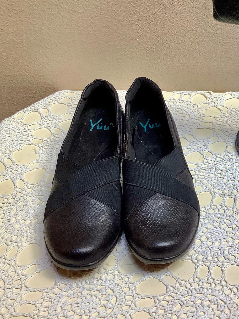 YUU BLACK SLIP ON COMFORT SHOES SIZE 9.5 M